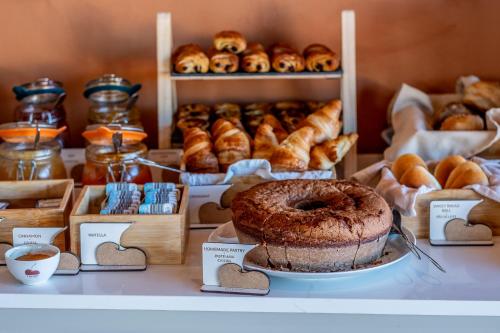 a display of pastries and breads on a table at Cherry Sculpture Hotel in Paul