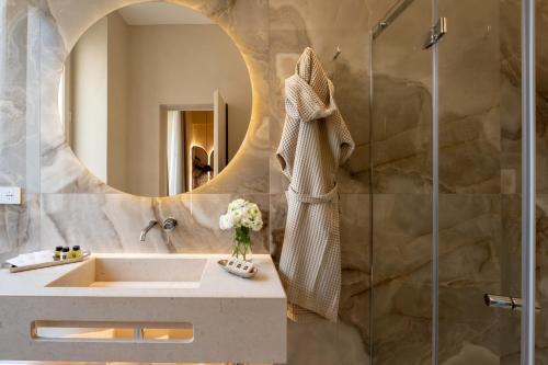 レッチェにあるPalazzo Paisiello - Luxury Rooms Lecceの洗面台とシャワー付きのバスルーム