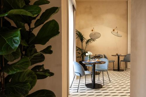 レッチェにあるPalazzo Paisiello - Luxury Rooms Lecceの植物のある部屋