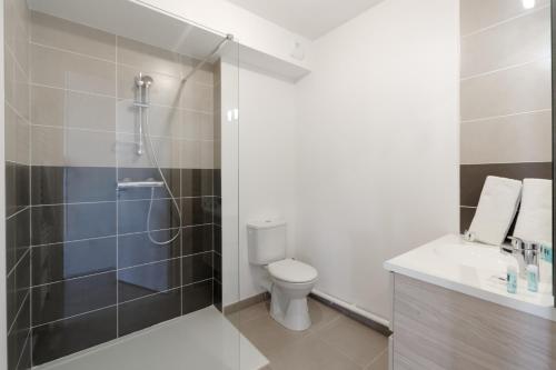 une salle de bain avec une douche, des toilettes et un lavabo dans l'établissement T3 Duplex avec parking et balcon à Euromed, à Marseille