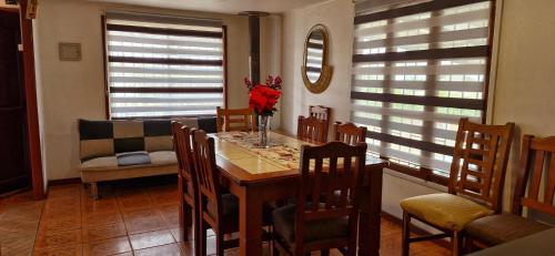 a dining room with a table and chairs at Casa 3 dormitorios para 15 o más personas in El Quisco