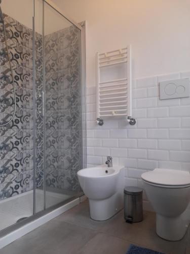 Un baño con ducha, inodoro y lavabo. en -L' Oasi Del Turista, Room 1- CENTRAL STATION, en Milán