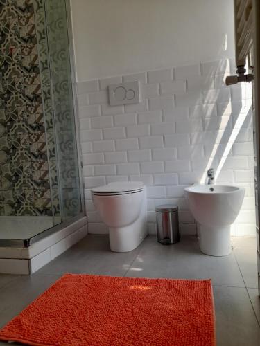 Un baño con ducha, inodoro y lavabo. en -L' Oasi Del Turista, Room 1- CENTRAL STATION, en Milán