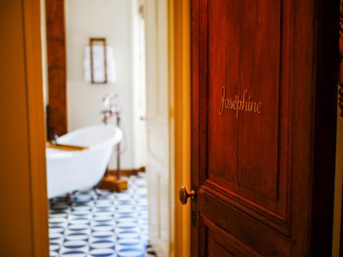 a bathroom with a tub and a sink and a bath tub at Maison d'hôtes - Stay and Cook in Annonay