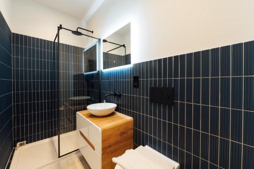a bathroom with a sink and a toilet at Luxurious & Modern London Apartment in Honor Oak in London