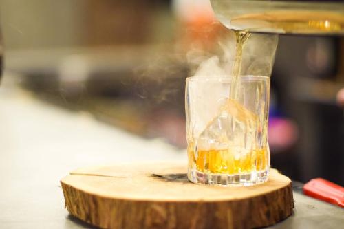 a drink is being poured into a glass at Renaissance Minneapolis Bloomington Hotel in Bloomington