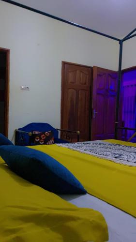 Een bed of bedden in een kamer bij Hôtel Blak and White de Toubab Dialao