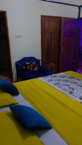 Een bed of bedden in een kamer bij Hôtel Blak and White de Toubab Dialao