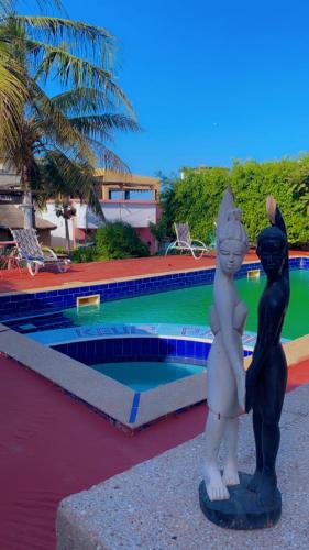 Swimmingpoolen hos eller tæt på Hôtel Blak and White de Toubab Dialao