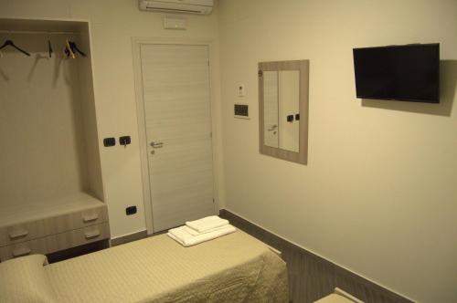 レッジョ・ディ・カラブリアにあるCivico 83の小さなバスルーム(ベッド1台、鏡付)