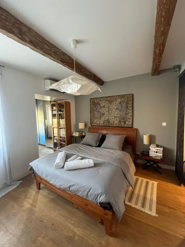 une chambre avec un grand lit dans une pièce dans l'établissement Somptueux Duplex Vue Mer Quartier-Haut, à Sète