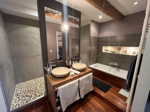 une salle de bain avec deux lavabos et une baignoire dans l'établissement Somptueux Duplex Vue Mer Quartier-Haut, à Sète