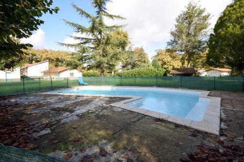 une piscine dans une cour clôturée dans l'établissement Villa avec piscine et billard, à Sabres