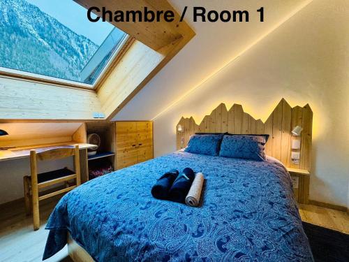 une chambre avec un lit avec une grande fenêtre dans l'établissement Le Petit Cham, à Chamonix-Mont-Blanc