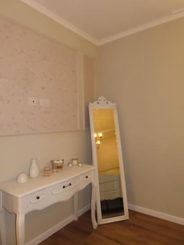 a white dressing table and a mirror in a room at קאסה לונה casa luna in Gan Yavneh