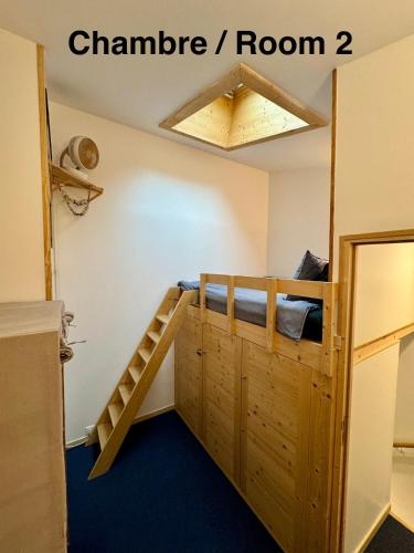 Cette chambre dispose de lits superposés et d'une échelle. dans l'établissement Le Petit Cham, à Chamonix-Mont-Blanc