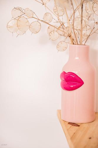 a pink vase with a pink lipstick on it at C'est Chouette le gîte ! in Saint-Jodard