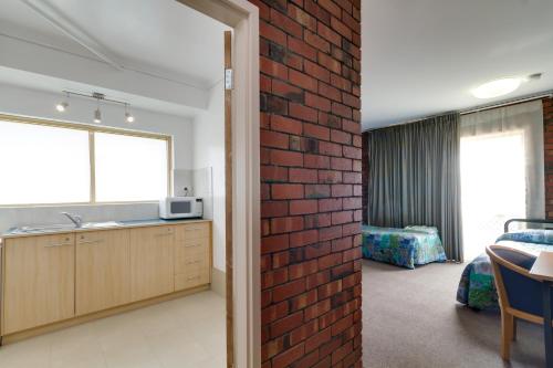 Kuchyň nebo kuchyňský kout v ubytování Enfield Motel