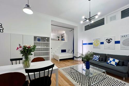 un salon avec un canapé et une table dans l'établissement Cosy T3 in the heart of Popincourt, à Paris