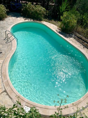 une piscine avec de l'eau bleue dans une cour dans l'établissement THE GREEN OASIS breathtaking view swimming pool privacy in Villa Liliana, à Tourrette-Levens
