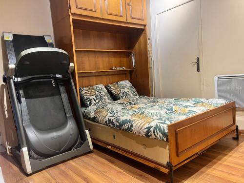 - une télévision installée à côté d'un lit dans l'établissement L'agréable Maison de Noisy, calme, T5, à Noisy-sur-École