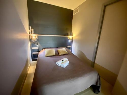 une petite chambre avec un lit avec deux oreillers dans l'établissement Résidence Gray d'Albion 2P 5402, à Cannes