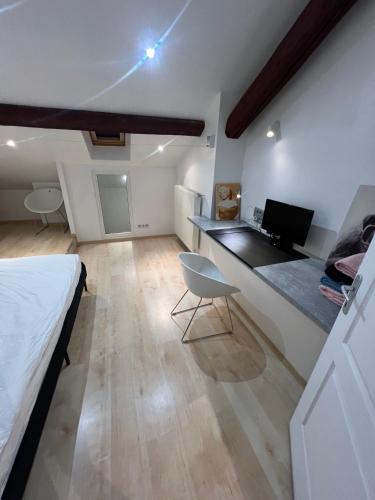 une chambre avec un lit et un bureau avec un ordinateur portable dans l'établissement Appartement LesTiercelins, à Nancy