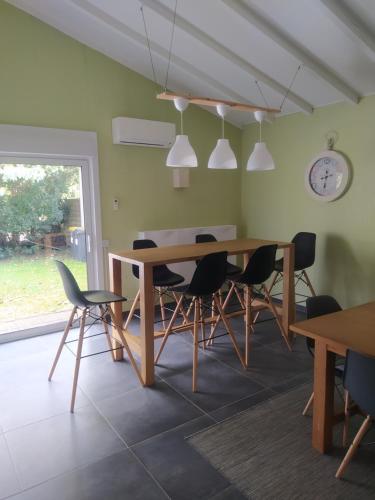une salle à manger avec une table et des chaises en bois dans l'établissement maison lacanau, à Lacanau