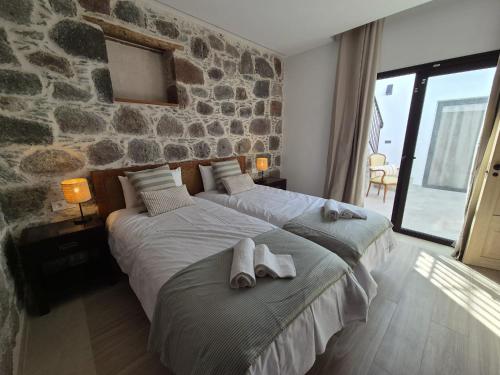a bedroom with two beds with towels on them at Casa Federico & Manuela – Piscina Climatizada in Mogán