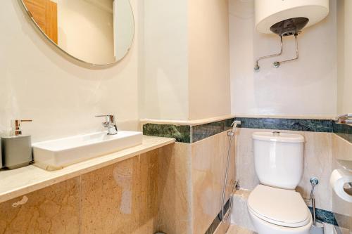 a bathroom with a toilet and a sink and a mirror at la cocon paisible de Marrakech in Marrakech