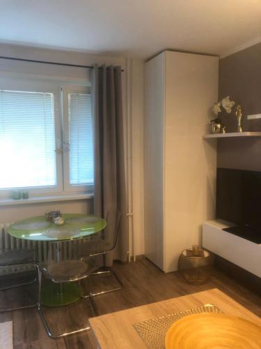 una pequeña sala de estar con mesa y ventana en River view, en Piešťany