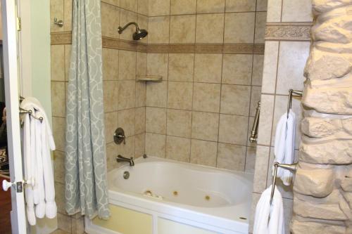 Bilik mandi di Hilltop Manor B&B