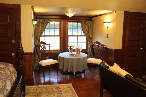 Ruang duduk di Hilltop Manor B&B