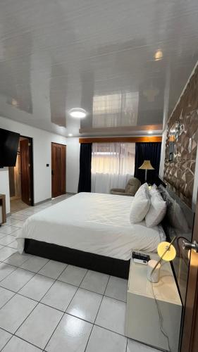 a bedroom with a large bed in a room at Hotel del Sur in San Isidro