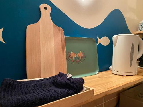 - un comptoir en bois avec une cafetière dans l'établissement Le repaire de la rêveuse, à Saint-Frajou