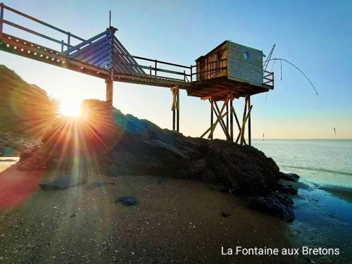 une tour de sauvetage sur la rive de l'océan dans l'établissement La Grande Baie, à Bourgneuf-en-Retz