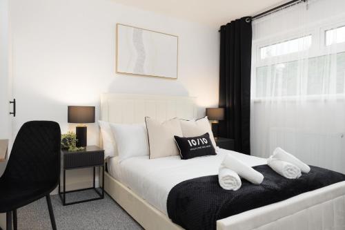 a bedroom with a bed and a desk and a chair at Bright & Stylish Home Nestled at the Edge of Exmoor in Tiverton