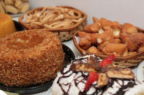 ein paar verschiedene Arten von Essen auf dem Tisch in der Unterkunft Lages Plaza Hotel in Lages