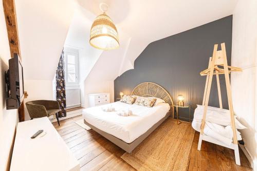 - une chambre avec un grand lit blanc et une échelle dans l'établissement Appartement cosy 4 pers Dinan avec Wifi, à Dinan
