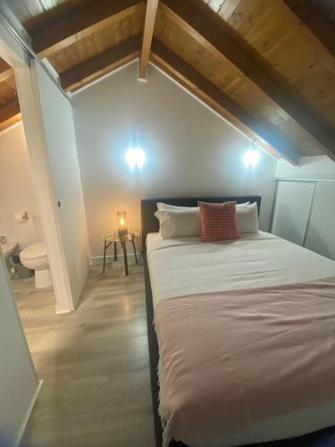 Spacious Porto Duplex with 4 Bedrooms and 4 Bathrooms for 8 Guests