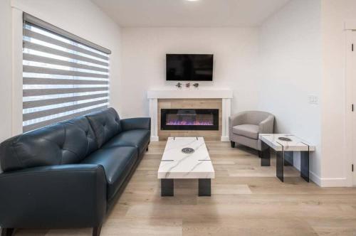 Posezení v ubytování NEW! 3BR Family w Yard - Sleeps 8, FREE Banff Pass, Wine, Netflix & Parking! LARGE GROUP OPTION, ASK US!