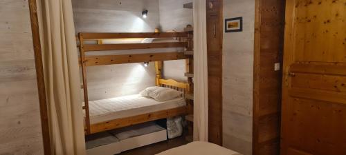 - deux lits superposés dans une petite chambre dans l'établissement 40m2 au pied des pistes Hauteluce les saisies 4 à 6 personnes, à Hauteluce