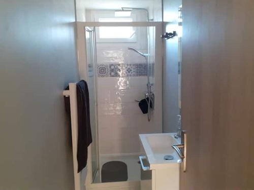 une salle de bain avec douche et lavabo dans l'établissement les coquelicots en baie de Somme, à Saint-Blimont