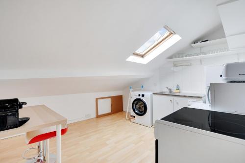 - une cuisine blanche avec lave-linge et sèche-linge dans l'établissement At the gates of Paris - Apartment for 10 people, à Malakoff