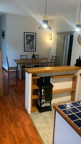 - une cuisine avec un comptoir avec une poubelle dans l'établissement L'Ascension, T4, proche télécabine, wifi, 6 personnes, à Luchon