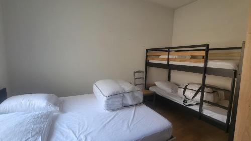 - une chambre avec deux lits superposés et deux lits dans l'établissement L'Ascension, T4, proche télécabine, wifi, 6 personnes, à Luchon