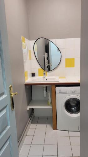 une salle de bain avec un lavabo et un miroir dans l'établissement L'Ascension, T4, proche télécabine, wifi, 6 personnes, à Luchon