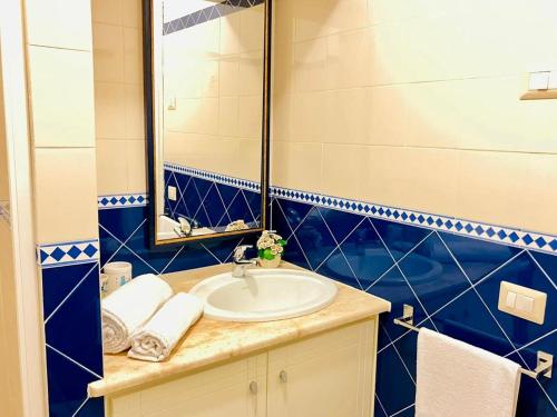 a bathroom with a sink and a mirror at Villetta con piscina e ampio giardino in Stintino