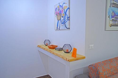 a room with a table with two mirrors on it at Caracol Magico in Rometta Marea