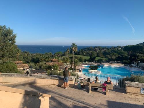 CAP ESTÉREL studio 4 pers équipé, belle vue Golf, centre village PIERRE & VACANCES , PARKING inclus et 5 PISCINES accès gratuit, CLIM, WIFI, TV, lave-vaisselle et lave-linge,four, plancha